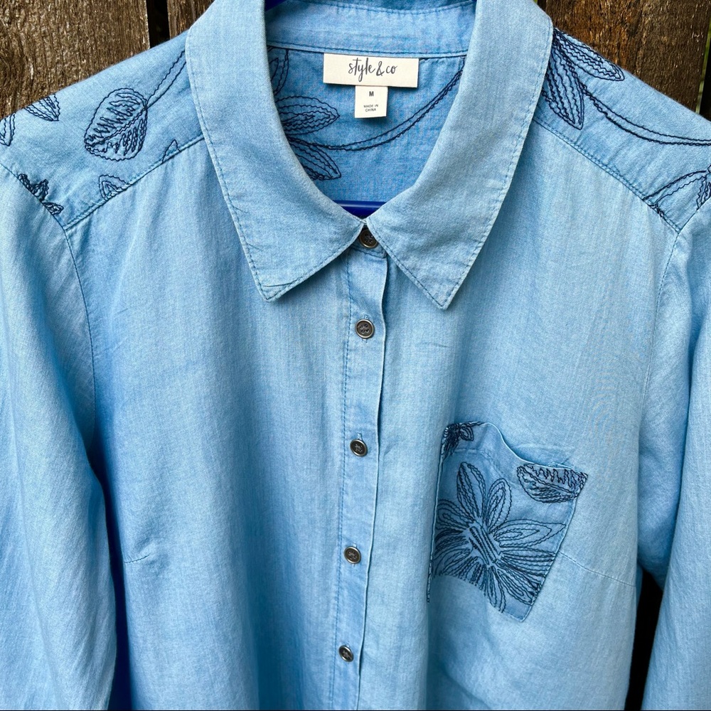Chambray Lightweight Floral Embroidered Button Down Shirt Sz M